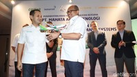 CCO PT Citilink Indonesia Andy Adrian Febryanto,  VP Asia-Pacific Inmarsat Aviation Otto Gergye, Presdir PT Mahata Aero Teknologi Muhammad Fitriansyah, Presdir PT Citilink Indonesia Juliandra Nurtjahjo, Managing Director PT Mahata Aero Teknologi  Iwan Setiawan, Head of sales for South East Asia Pacific Lufthansa Levente Budai dan VP of corporate sales for South East Asia Pacific Lufthansa Technik Zhang Thio usai penandatanganan naskah kerjasama penyediaan fasilitas Wi-Fi di dalam pesawat Citilink di Jakarta, Kamis (8/3/2018).