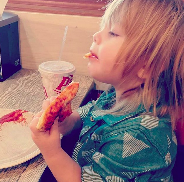 Tingkah Menggemaskan Anak-anak Saat Makan Pizza