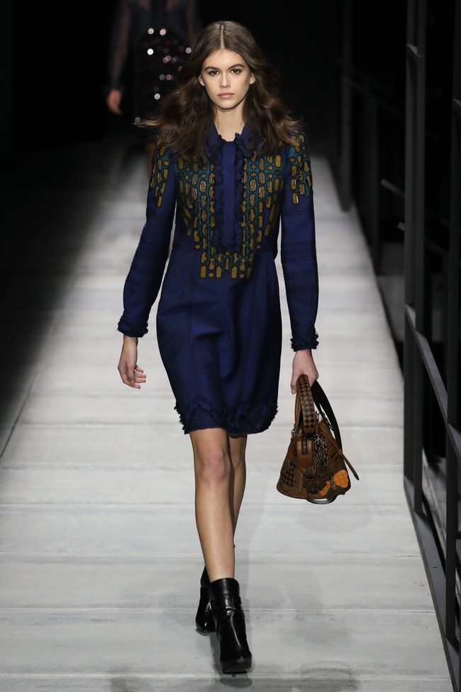  Fashion show Bottega Veneta pun menampilkan Kaia Gerber. (Foto: Getty Images)