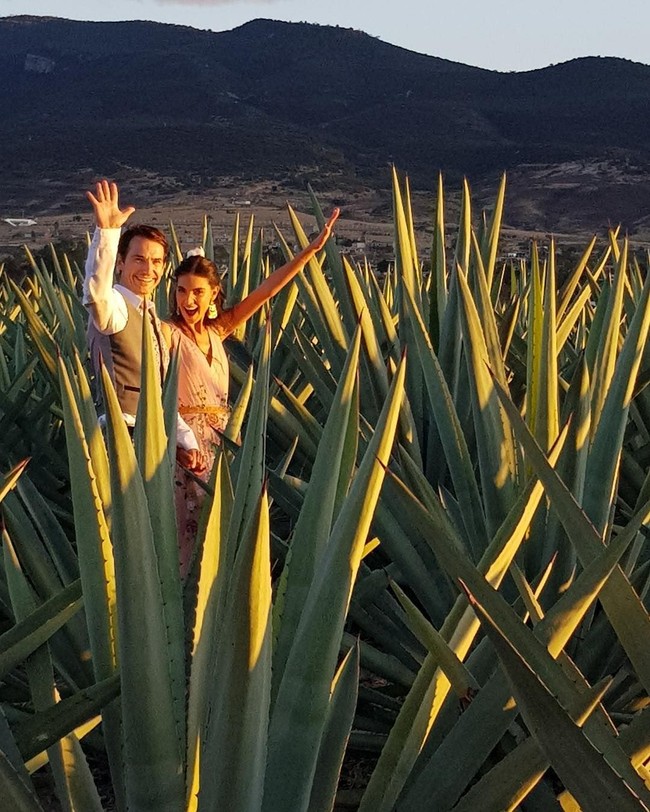 Di Instagram keduanya pun memperlihatkan suasana eksotik Meksiko saat melakukan foto pernikahan.  Foto: dok. Instagram