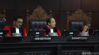 Tiga hakim memimpin sidang perdana atas undang-undang yang mendapatkan banyak kritik masyarakat terebut. Mereka adalah Suhartoyo, I Gede Palguna dan Saldi Isra.
