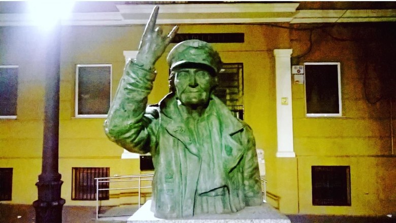 Patung nenek berpose rocker di Madrid (fercapdepon/Instagram) Patung nenek berpose rocker di Madrid (fercapdepon/Instagram)