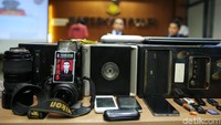 Barang bukti yang diamankan mulai dari kamera, handphone hingga komputer.