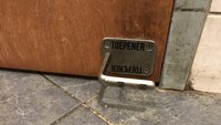 Gagang pintu yang diinjak, cocok buat orang yang ingin masuk sambil membawa banyak barang. Istimewa/Boredpanda.