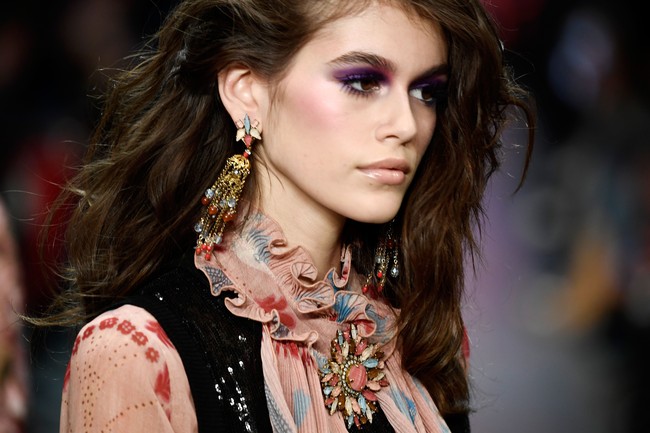 Kaia Gerber memesona dengan gaya boho chic di fashion show Anna Sui. (Foto: Getty Images)
