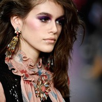 Kaia Gerber memesona dengan gaya boho chic di fashion show Anna Sui. (Foto: Getty Images)