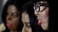 Wanita-wanita korban serangan air keras merayakan Hari Perempuan Internasional yang jatuh pada 8 Maret ini, dengan acara peragaan busana. Foto: REUTERS/Danish Siddiqui