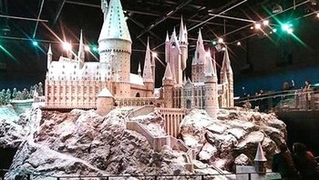 Kastil megah film Harry Potter yang ternyata aslinya hanyalah sebuah miniatur. (Foto: Brightside)