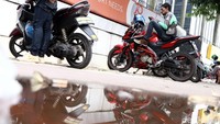 Sejumlah ojek online mangkal di atas trotoar.