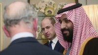 Pertemuan ketiga pangeran dari Kerajaan Inggris dan Kerajaan Saudi ini berlangsung hangat dan penuh senyum. Foto: AFP PHOTO/POOL/Yui Mok