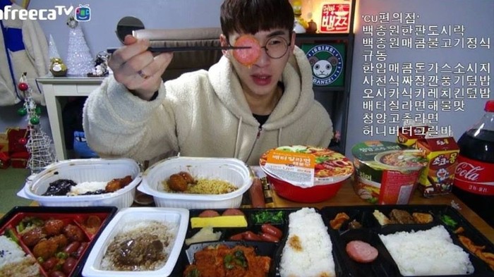 Foto Rahasia Bintang Mukbang Jaga Badan Berotot Meski 