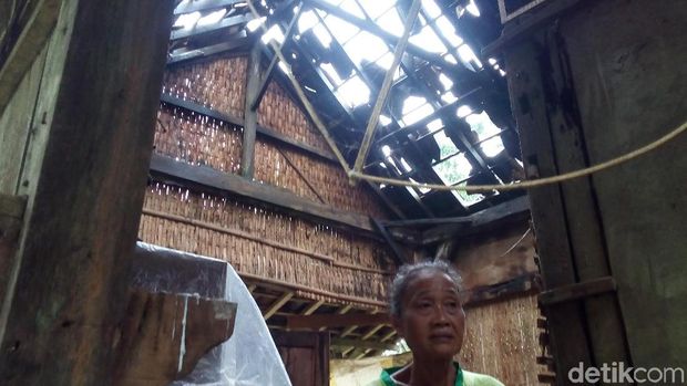 Nenek Asiyah di rumahnya di Jepara.