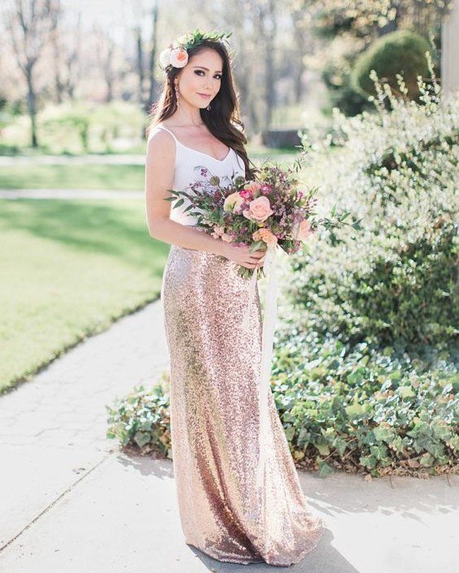 Bosan pakai dress sebagai baju pengiring pengantin? Setelan atasan dengan rok bahkan celana bisa dijadikan inspirasi baju bridesmaid. Atasan dan bawahan dengan warna berbeda pun jadi tren tahun ini. Foto: Instagram