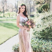 Bosan pakai dress sebagai baju pengiring pengantin? Setelan atasan dengan rok bahkan celana bisa dijadikan inspirasi baju bridesmaid. Atasan dan bawahan dengan warna berbeda pun jadi tren tahun ini. Foto: Instagram