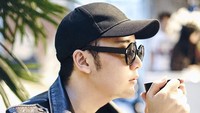 Rangga kini memang dikenal lebih stylist. Lihat saja gayanya saat mau minum kopi. Semua item fashion yang dikenakan membuat tampilannya kece maksimal. Foto: Instagram @ranggamoela