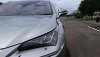 Dengan lekukan dan mata LED sipit yang khas (L-shaped), aura Lexus NX300 seketika terasa. Foto: Ruly Kurniawan