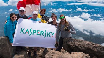 Bersama rekan-rekannya, Eugene menikmati wisata danau, gunung, sampai laut. Foto: instagram.com/e_kaspersky