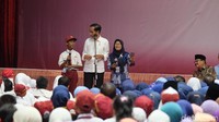 Jokowi menggelar kuis berhadiah sepeda saat membagikan Kartu Indonesia Pintar (KIP), Program Keluarga Harapan (PKH), dan bansos pangan rastra. Asiatun, yang berprofesi sebagai ibu rumah tangga, menyebut ikan tombro.  (Foto: Andhika/detikcom)