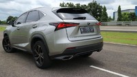 Perubahan tampilan yang dialami oleh SUV terbaru dari Lexus ini antara lain fitur pembuka pintu bagasi yang hadir dengan kick sensor, sequential turning lamps yang menjadi lebih modern, serta velg terbaru dengan ukuran 18 inci. Ada juga panoramic view untuk tipe Luxury. Foto: Ruly Kurniawan