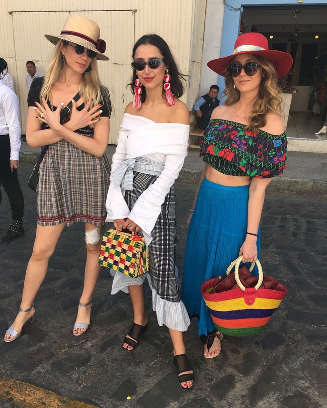 Dan inilah para tamu yang datang. Mereka pun bergaya eksotik ala wanita Meksiko yang ciri khasnya pakai busana off-shoulder.  Foto: dok. Instagram