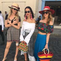 Dan inilah para tamu yang datang. Mereka pun bergaya eksotik ala wanita Meksiko yang ciri khasnya pakai busana off-shoulder.  Foto: dok. Instagram