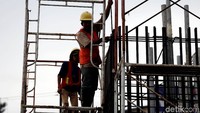 Pekerja tengah menyelesaikan proyek pembangunan Tol Cimaci. Bila rampung, jalan tol ini akan tersambung dengan sejumlah jalan tol lainnya yakni tol Jagorawi, tol Cinere-Jagorawi yang sedang tahap konstruksi, Tol Jakarta Cikampek hingga jalan tol Cibitung-Cilincing.