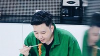Usai lepas dari SMASH, Rangga bukan melanjutkan karir sebagai penyanyi. Ia beralih sibuk menjadi presenter dan model. Tentunya sambil menjalani hobi kulineran, ini posenya saat makan semangkuk kimchi. Foto: Instagram @ranggamoela