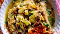  Duh, soto ayam unggahan akun @kulinergresik ini bikin mulut banjir liur. Soto kuah kuning dengan isian suun, tauge, dan ayam plus tulangnya ini terlihat padat dalam satu mangkuk. Makan semangkuk dijamin kenyang! Foto: Istimewa