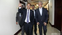 Nono Sampono menyambut kedatangan Mahmoud Sadeghi di Kompleks Parlemen, Senayan, Jakarta, Kamis (8/3/2018).