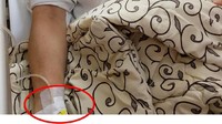Namun netizen gagal fokus dengan selang infus yang terhubung dengan tangan Novanto. Selang tersebut disebut merupakan selang infus untuk anak-anak (Foto: Dok. Istimewa)