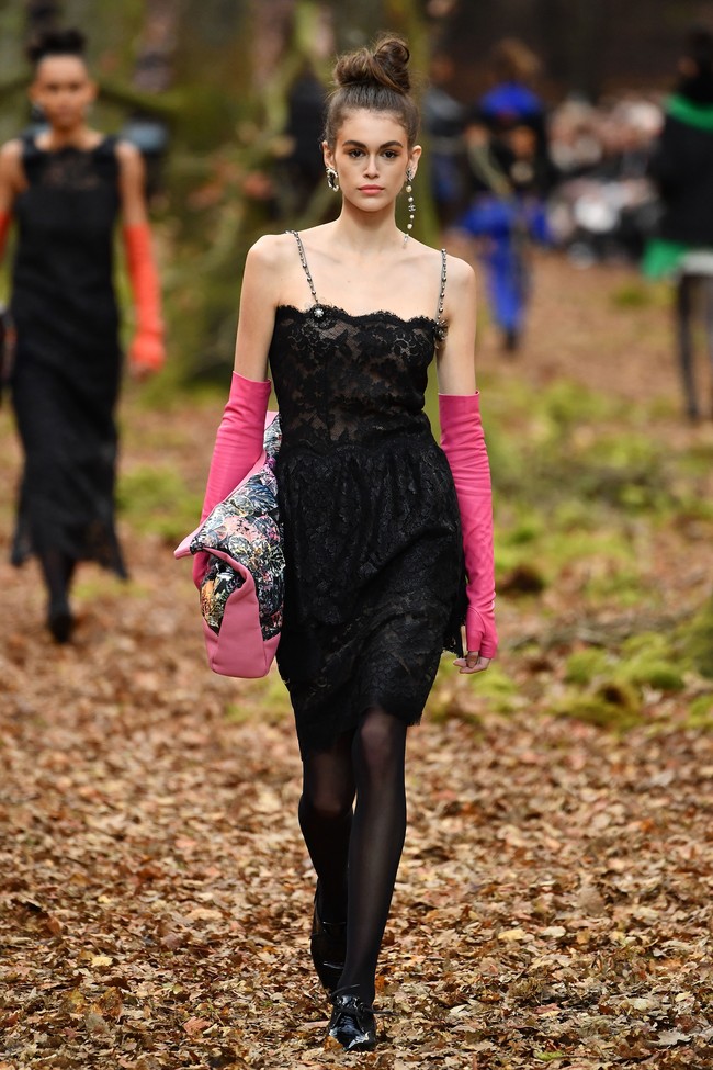  Kaia Gerber di fashion show Chanel. (Foto: Getty Images)
