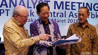 Jahja Setiaatmadja dalam konferensi pers di Bali Room Hotel Kempinsky, Jakarta, Kamis (8/3/2018), mengatakan, pendapatan operasional yang terdiri dari pendapatan bunga bersih dan pendapatan operasional lainnya tercatat Rp 57 triliun tumbuh 6% dibandingkan periode yang sama tahun sebelumnya Rp 53,8 triliun.