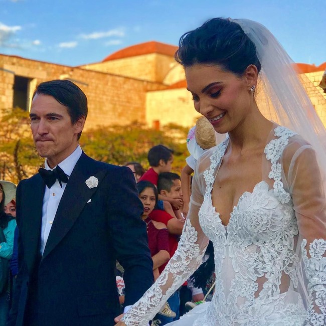 Acara pernikahan kembali berlangsung esok harinya. Di hari ketiga, terjadilah puncak acara yang dilangsungkan di gereja Santo Domingo de Guzman. Dengan suasana klasik nan art deco, keduanya saling bertukar janji pernikahan di hadapan pendeta.   Foto: dok. Instagram