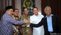Laporan SPT digelar di Gedung Nusantara III, kompleks parlemen, Senayan, Jakarta, Kamis (8/3/2018). Di lokasi, tampak hadir Dirjen Pajak Robert Pakpahan bersama pimpinan DPR Fahri Hamzah, Agus Hermanto, dan Fadli Zon.