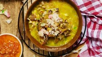 Duh, kreasi soto ayam dari akun @putriyani_ ini bikin ngiler. Kuah soto berwarna kuning lengkap dengan sambal, nasi, dan perkedel kentang. Nasi hangat bertemu dengan soto gurih pasti mantap. Foto: Istimewa