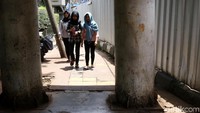 Warga melintas di trotoar Sudirman-Thamrin, Kamis (8/3).