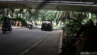 Sebelumnya, Pemerintah Provinsi DKI Jakarta berencana mengubah desain trotoar di sepanjang jalan Sudirman-Thamrin. Gubernur DKI Anies Rasyid Baswedan menilai trotoar di jalur tersebut perlu ditata ulang lantaran tak mengakomodir pengguna sepeda motor dan tidak ada arena untuk warga saling berinteraksi.