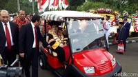 Megawati yang masih mengenakan toga hitam kuning itu diperlakukan cukup istimewa oleh Mendagri Tjahjo Kumolo.  