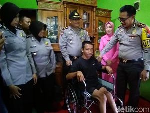 Hore... Akhirnya Penyandang Disabilitas Ini Miliki Kursi Roda
