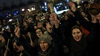 Hari Perempuan Internasional di Madrid, Spanyol dirayakan dengan unjuk rasa kaum wanita. Foto: REUTERS/Susana Vera
