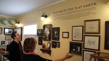 Di Kanada, ternyata juga ada Museum of the Flat Earth yang menyimpan koleksi mengenai teori konspirasi tersebut. Foto: (Museum of the Flat Earth/Facebook)