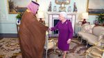 Foto: Senyum Putra Mahkota Arab Saudi Saat Bertemu Ratu Elizabeth