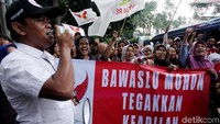 Massa datang membawa atribut Partai Republik. Massa serempak menggunakan pin berlogo Partai Republik serta membawa dan mengibarkan bendera partai. Berdasarkan jadwal sidang mediasi dan ajudikasi penyelesaian sengketa proses pemilu pascapenetapan parpol peserta Pemilu 2019 yang diberikan Bawaslu, partai itu akan menjalani sidang putusan pada hari ini pukul 16.00 WIB.