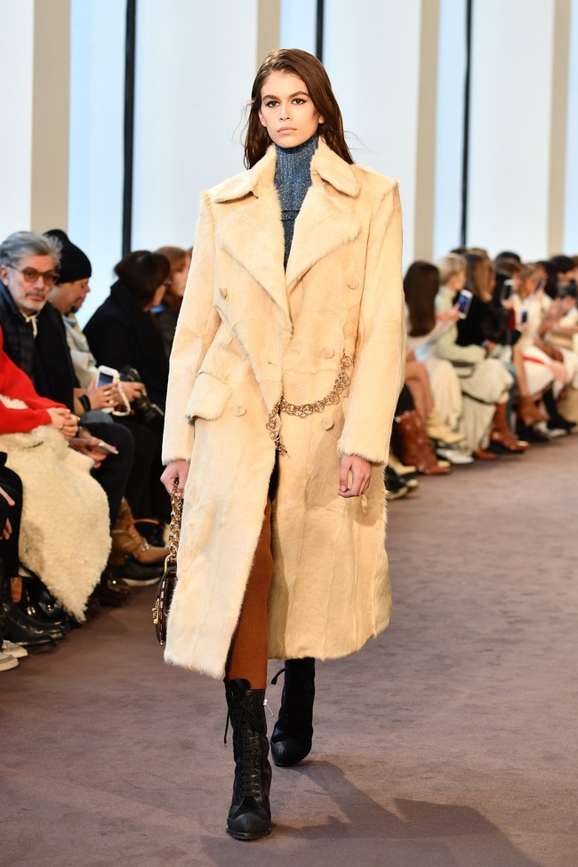 Model cantik ini juga menunjukkan  batang hidungnya di panggung Chloe. (Foto: Getty Images)