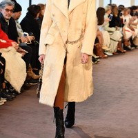 Model cantik ini juga menunjukkan  batang hidungnya di panggung Chloe. (Foto: Getty Images)