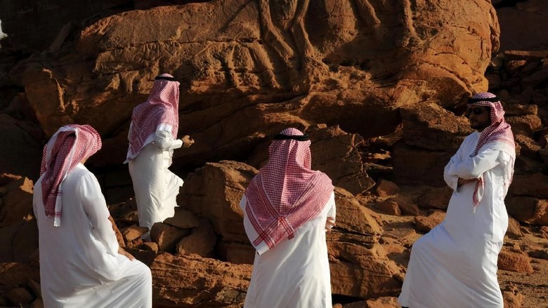 Patung Unta Diukir di Batu Al-Jouf REFILE - CORRECTING TYPO A camel sculpture carved on a rock is seen in Al-Jouf, Saudi Arabia March 7, 2018. Picture taken March 7, 2018. REUTERS/Mohamed Al Hwaity