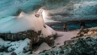 Gua es ini hanya terbentuk di musim dingin, saat sungai glasial ke tarik ke dalam dan airnya membeku. Lokasi, bentuk dan ukuran gua es ini selalu bervariasi. (Tripadvisor)