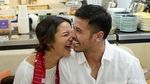 Happy Couple! Wajah Bahagia Chicco Jerikho dan Putri Marino