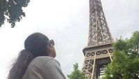 Perempuan 21 tahun ini telah banyak berkunjung ke berbagai negara. Tidak hanya untuk balapan, namun juga untuk liburan seperti saat ke Menara Eiffel di Paris ini (mariaherrera_6/Instagram)