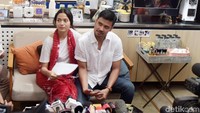 Chicco Jerikho dan Putri Marino saat ditemui di kawasan Jeruk Purut, Jakarta Selatan pada Kamis (8/3). Pool/Noel/detikFoto.